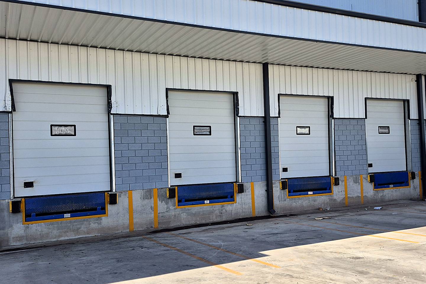 Posiciones de carga con puerta seccional y rampa niveladora instaladas por ICTUS en Pilar