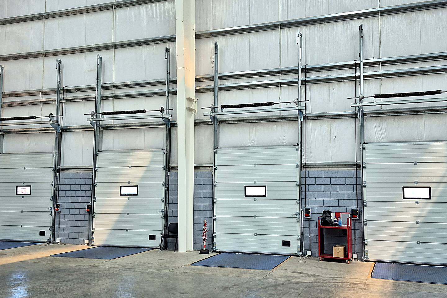Puertas seccionales con guía high lift instaladas por ICTUS en una plaza industrial de Pilar
